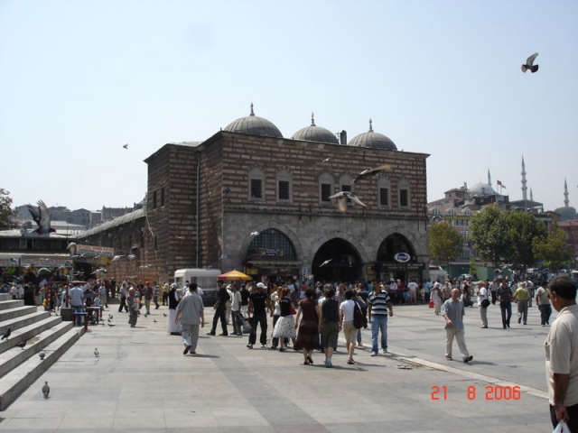 Spice Bazaar, Istanbul. Photo by Ahmetan, Public domain, via Wikimedia Commons